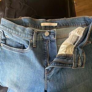 slightly worn women’s Levi jeans